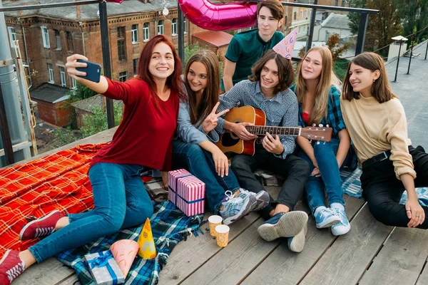 Selfie na dachu znajomi udostępniają młodzieży bff styl życia — Zdjęcie stockowe