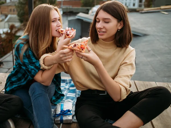 Nastolatek wypoczynek smaku jedzenie pizza zrównoważone jedzenie — Zdjęcie stockowe
