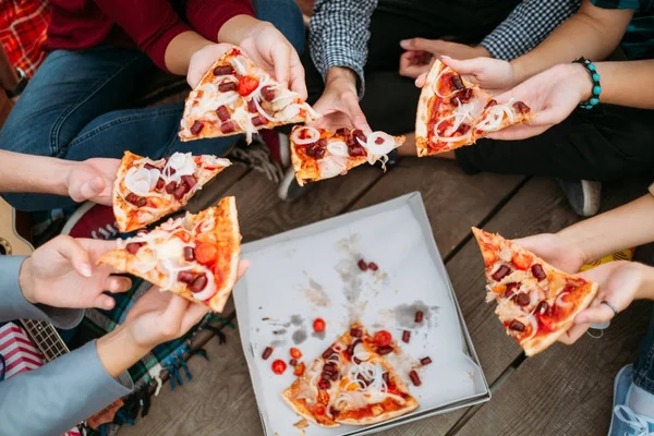 Pizza comida entrega fiesta adolescente comer estilo de vida — Foto de Stock