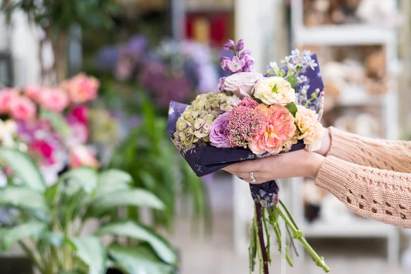 Día de la madre ramo de flores hermosa recompensa de regalo — Foto de Stock