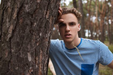 Kendine güvenen yakışıklı adam orman kavramı.