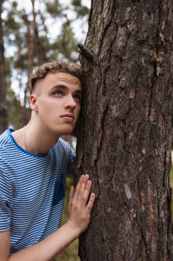 Yakışıklı adam orman kavramı rüya.