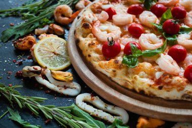 Deniz ürünleri pizza domates karides Akdeniz yemekleri