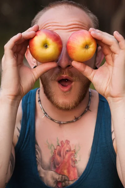 Pomme fruit nature homme blague concept sain . — Photo