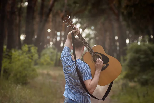 有才华的吉他弹奏者玩森林远足概念. — 图库照片