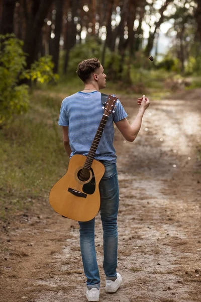 Guitarrista homem vida natureza carrinho conceito . — Fotografia de Stock