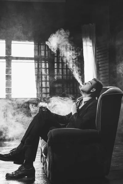 Hombre vapeo humos relajarse disfrute — Foto de Stock