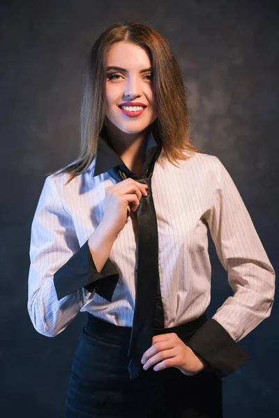 Vrouw leren leren knoop een stropdas nuttig tutorial — Stockfoto