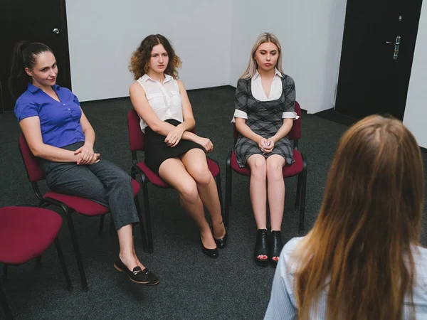 Donne terapia di gruppo psicologo discussione — Foto Stock