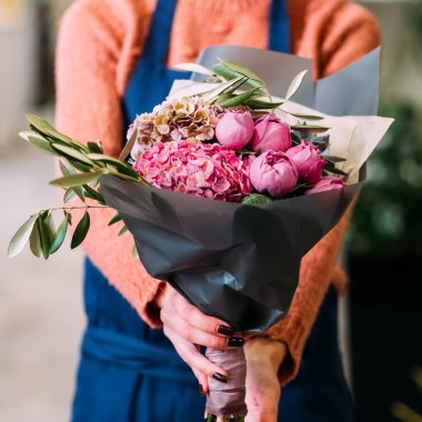 çiçek buketi küçük işletme sahibi kadın milleti yeti