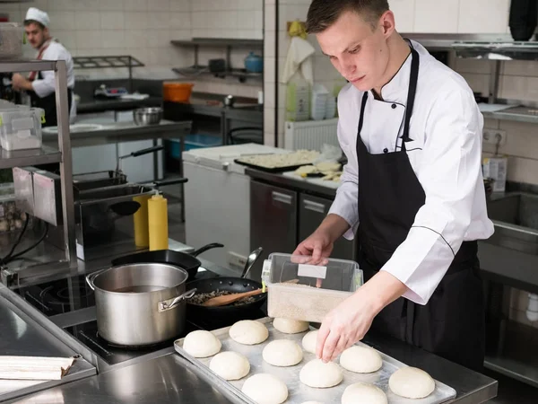 Rollos de hamburguesa cocinar sésamo sazonador hornear —  Fotos de Stock