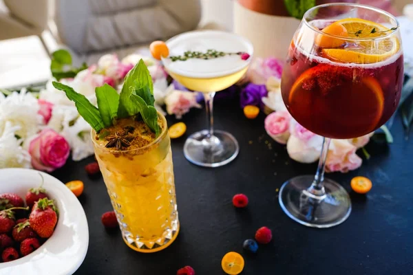 Part alkoholhaltiga cocktails sortiment — Stockfoto