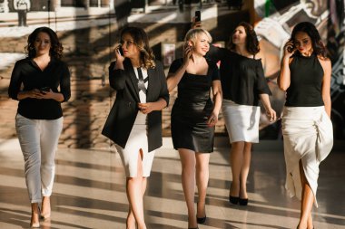 Kendine güvenen iş kadın kavramı