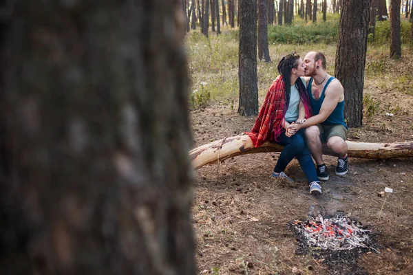 Paar hou van natuur picknick vreugdevuur bos concept. — Stockfoto