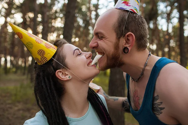 Paar liefde grap Partij plezier natuur picknick concept. — Stockfoto