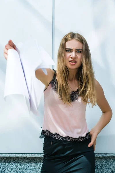 Mujer de negocios enojado concepto de papeleo — Foto de Stock