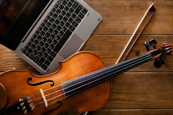 Музыкальный альбом Скрипка классической культуры — стоковое фото