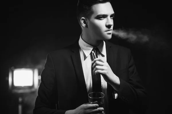 Hombre exitoso disfrutando de la vida fumar bebida — Foto de Stock