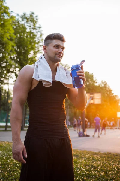 Короткий перерыв спортивные тренировки открытый витаминный напиток — стоковое фото