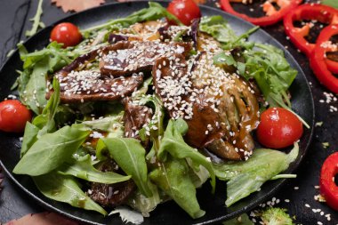 taze sebze sağlıklı gıda ile pişmiş et