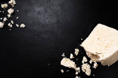 Yunanistan koyu arka plan üzerinde beyaz peynir