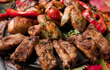 Böylece aşırı yeme gluttons lezzetli et yemekleri