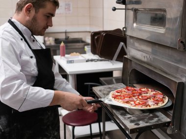 İtalyan pizza fırın pişirme yemek