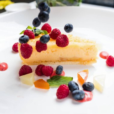 tatlı peynirli kek çilek dekorasyon