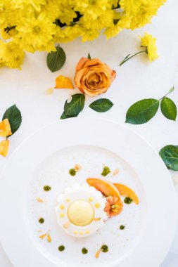 Beyaz arka plan üzerinde yumuşak ve lezzetli peynirli kek