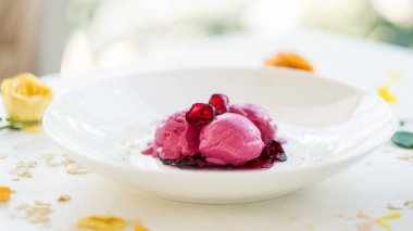 lezzetli ferahlatıcı pembe dondurma topları