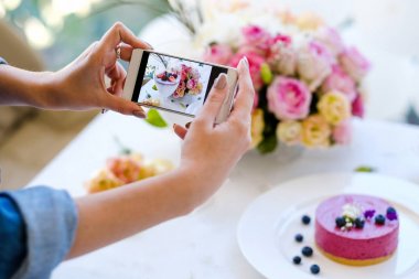 kadın blogger smartphone fotoğraf parti hamur işleri