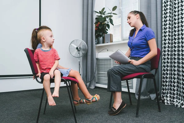 Psycholog odbioru dziecka profesjonalne wsparcie — Zdjęcie stockowe