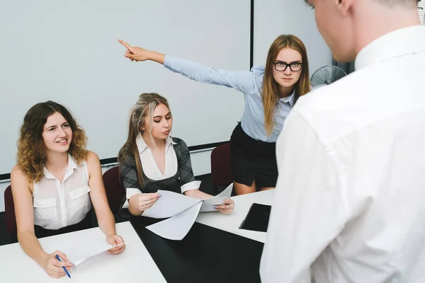 Ontslag schuldig kantoor werknemer man uit schoppen — Stockfoto