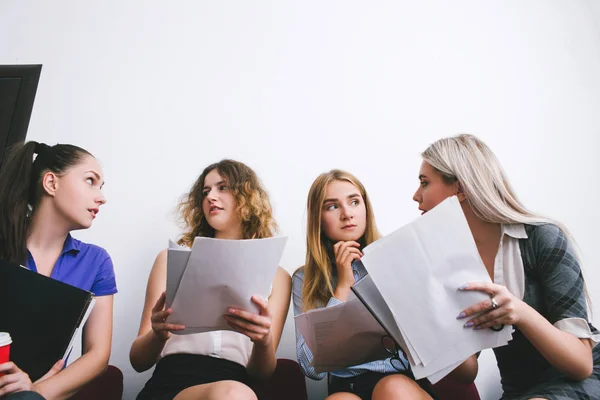 Groep vrouwen werk vergaderstukken — Stockfoto