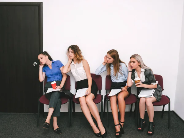 Vrouwen horen concurrenten interview vacature — Stockfoto
