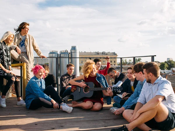 Młodzieży podróżować Europę siedzieć na dachu śpiewać, cieszyć się uśmiech — Zdjęcie stockowe