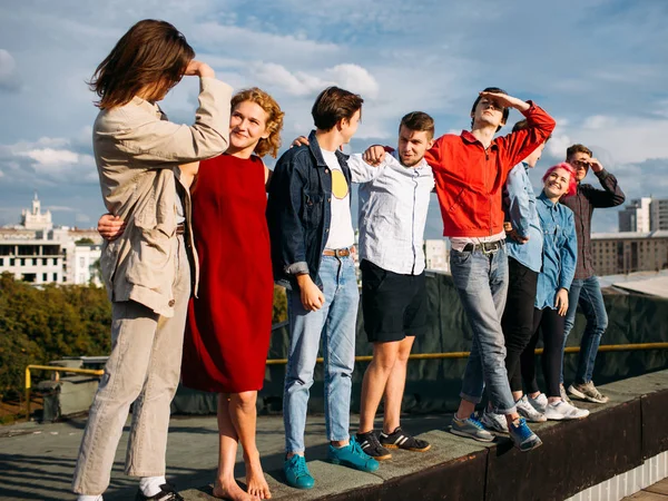 Zróżnicowane studentów na dachu jedność komunikacji — Zdjęcie stockowe