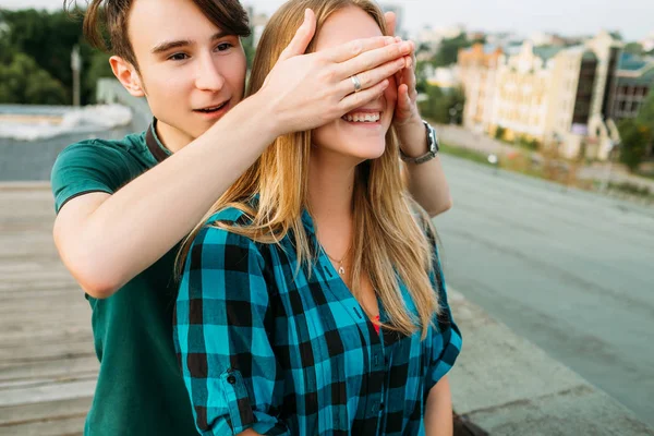 Vriendje romantische verrassing dak anticipatie — Stockfoto