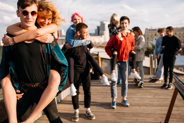 Ami unité rêve liberté amusant jeune diverse — Photo