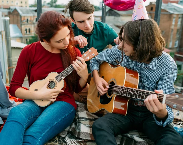 Muzyczny duet artystyczny gitara ukulele lifestyle — Zdjęcie stockowe