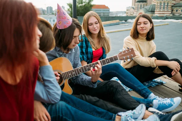 Amigos escuchar busker músico jugar arte ocio — Foto de Stock