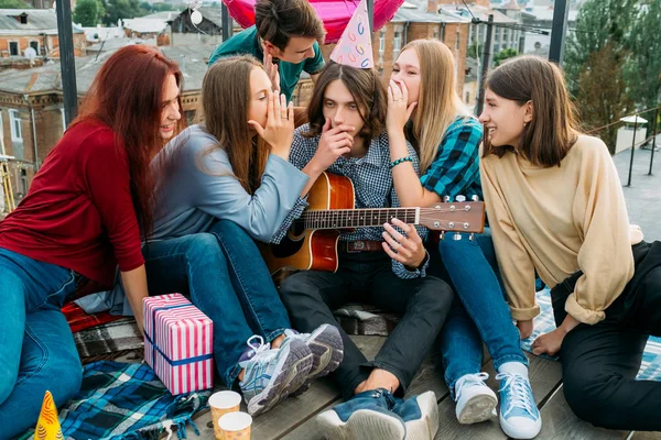 Ragazzo stupito notizie scioccanti pettegolezzi ragazza voci — Foto Stock