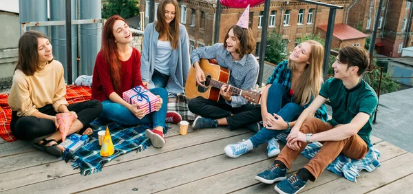 Jugendfreizeit Unbekümmert singen entspannte Alternative — Stockfoto