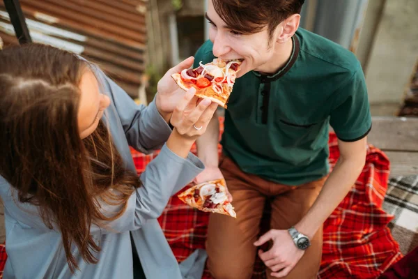 Lazer adolescente comer alimentos pizza nutrição adequada — Fotografia de Stock