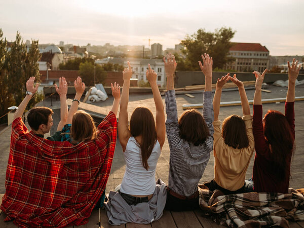 Различные люди празднуют свободу мотивации
