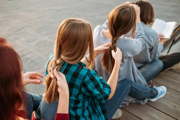 Bff apoyo amistad trabajo en equipo niñas trenzado cabello — Foto de Stock