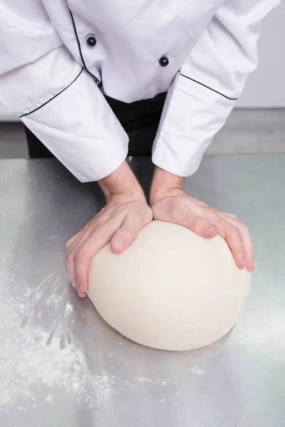 Massa de padeiro amassar cozinheiro profissional — Fotografia de Stock