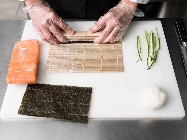 Вегетарианские суши готовят традиционный японский — стоковое фото