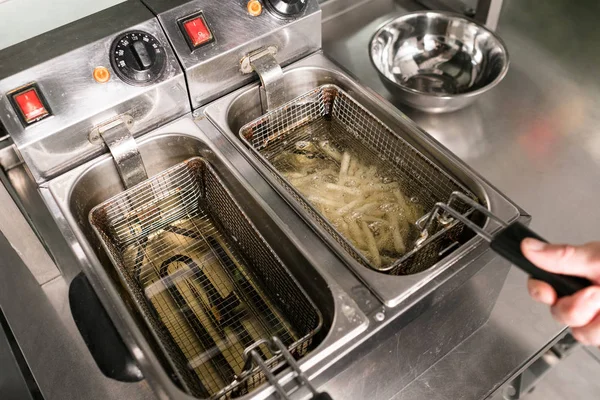 Фаст-фуд приготовление картошки фри нездоровое питание — стоковое фото