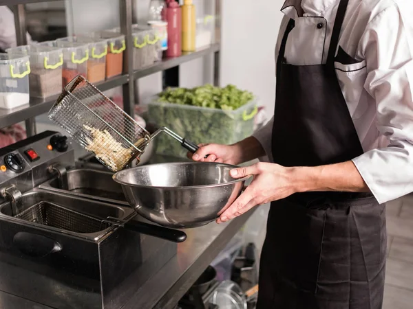 Fast food preparazione patatine fritte mangiare malsano — Foto Stock